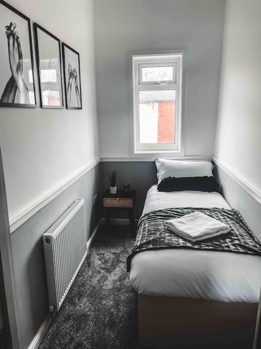 Comfortable Home In Bolton Farnworth Exterior foto